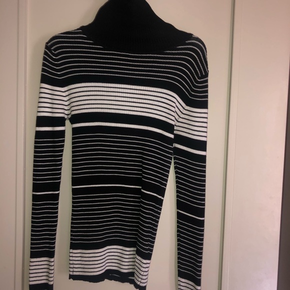 Black and white Turtle neck - Picture 1 of 1